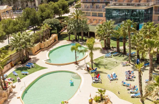 piscinas-jardin-tumbonas-hotel-palas-pineda-playa-vilaseca-tarragona-costa-dorada